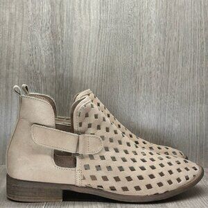 Musse & Cloud Caila Bootie Womens 10 Leather Perforated Hook & Loop Flat Beige